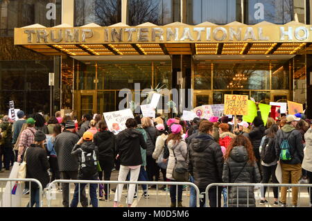 New York, NY, USA Januar 20, 2018 die Demonstranten auf März der Frauen in New York City halten vor der Trump International Hotel in die Luft ihre Beschwerde mit der aktuelle Präsident Stockfoto