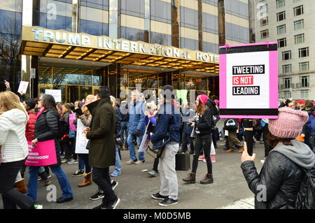 New York, NY, USA Januar 20, 2018 die Demonstranten auf März der Frauen in New York City halten vor der Trump International Hotel in die Luft ihre Beschwerde mit der aktuelle Präsident Stockfoto