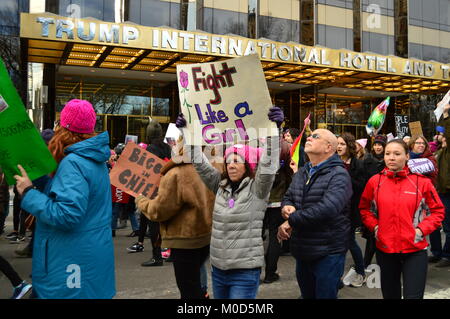 New York, NY, USA Januar 20, 2018 die Demonstranten auf März der Frauen in New York City halten vor der Trump International Hotel in die Luft ihre Beschwerde mit der aktuelle Präsident Stockfoto