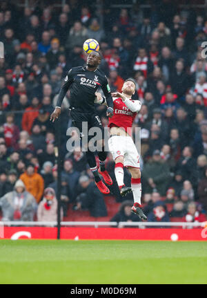 London, Großbritannien. 20 Jan, 2018. Christian Benteke (L) des Crystal Palace Mias mit Shkodran Mustafi von Arsenal in der englischen Premier League Spiel zwischen Arsenal und Crystal Palace im Emirates Stadium in London, Großbritannien auf Jan. 20, 2018. Arsenal gewann 4-1. Credit: Han Yan/Xinhua/Alamy leben Nachrichten Stockfoto