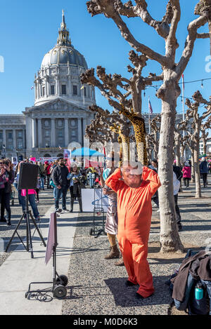 San Francisco, Kalifornien, USA. 20. Januar, 2018. Die 2018 Frauen März in San Francisco, von der Frau März Bay Area organisiert. Ein Demonstrator trägt ein Donald Trump Maske mit einem orangefarbenen Gefängnis springen Klage beim Tanzen Musik in San Francisco Civic Center während der Rallye vor der Frau März. Rathaus im Hintergrund. Credit: Shelly Rivoli/Alamy leben Nachrichten Stockfoto