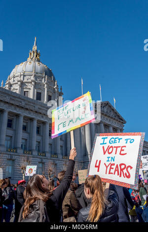 San Francisco, Kalifornien, USA. 20. Januar, 2018. Die 2018 Frauen März in San Francisco, von der Frau März Bay Area organisiert. Eine Frau hält ein Schild mit der Aufschrift "Die Zukunft ist weiblich", während eine junge Frau neben ihr hält ein Schild mit der Aufschrift "Ich bekomme in 4 Jahren zu stimmen." Stockfoto