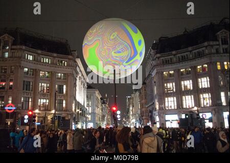 Lumiere London 2018. Ursprung der Welt bubble von Miguel Chevalier über Oxford Circus ausgesetzt. Die Stadt - große Licht Festival organisiert durch den Bürgermeister von London und Artischocke wird mit bis zu 1,25 Millionen Besucher über seine vier - Tag 18. bis 21. Januar in London, UK laufen zu zeichnen. 20. Januar 2018. Credit: Antony Nessel/Alamy leben Nachrichten Stockfoto