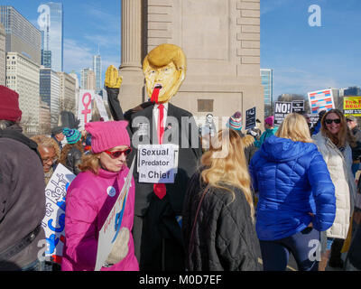 Chicago, Illinois, USA. 20. Januar 2018. Ein Bildnis des Donald Trump grüßt Marchers. Fast 300.000 Frauen und Männer in Grant Park für März der Frauen zu den Umfragen gesammelt in dieser Stadt heute. Stockfoto