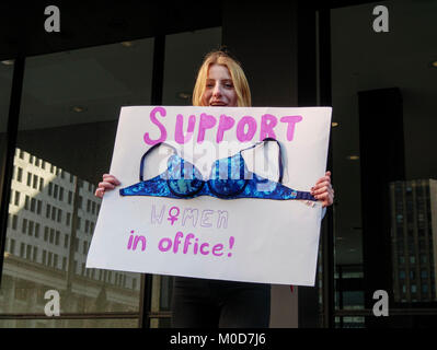 Chicago, Illinois, USA. 20. Januar 2018. Eine junge Frau hält ein Schild mit einem brassiere zur Unterstützung der Frau in ein Amt. Fast 300.000 Frauen und Männer in Grant Park für März der Frauen zu den Umfragen gesammelt in dieser Stadt heute. Dann marschierten die Demonstranten zu Federal Plaza am Adams und Dearborn Straßen. Stockfoto