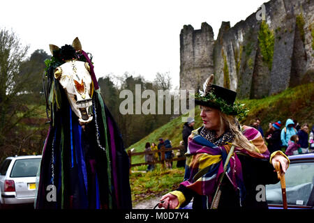 CHEPSTOW, Großbritannien. 20. Januar 2018. John exton von Monmouth und Pamela Thom-Rowe (CORR) aus Shropshire. Chepstow Wassail und Mari Lwyd (die Grauen Mare) feiern. Itâ € ™ s eine pre-Christian Welsh folk Tradition, das Glück zu bringen. Â© Jessica Gwynne Credit: Jessica Gwynne/Alamy leben Nachrichten Stockfoto