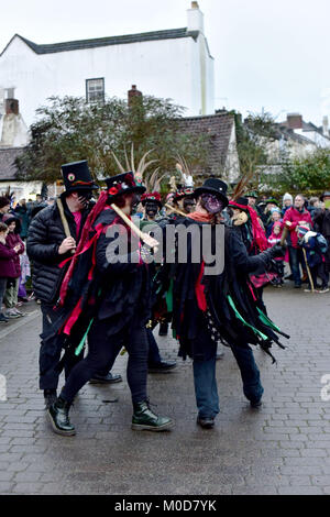 CHEPSTOW, Großbritannien. 20. Januar 2018. Chepstow Wassail und Mari Lwyd (die Grauen Mare) feiern. Itâ € ™ s eine pre-Christian Welsh folk Tradition, das Glück zu bringen. Â© Jessica Gwynne Credit: Jessica Gwynne/Alamy leben Nachrichten Stockfoto