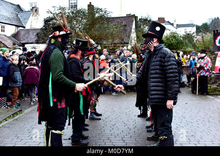 CHEPSTOW, Großbritannien. 20. Januar 2018. Chepstow Wassail und Mari Lwyd (die Grauen Mare) feiern. Itâ € ™ s eine pre-Christian Welsh folk Tradition, das Glück zu bringen. Â© Jessica Gwynne Credit: Jessica Gwynne/Alamy leben Nachrichten Stockfoto