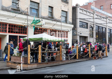 Seattle, Washington: Werbetechnik prep Kundgebung an Lost Lake Cafe und Lounge für März das Seattle Frauen 2.0. Credit: Paul Christian Gordon/Alamy leben Nachrichten Stockfoto