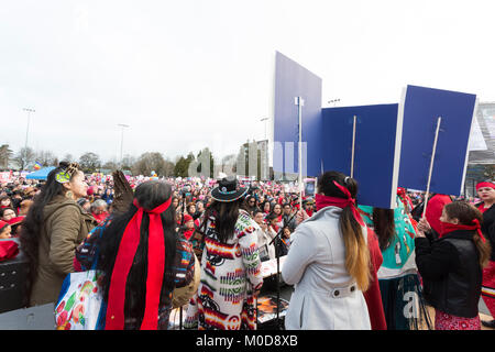 Seattle, Washington: Mitglieder der MMIW (Fehlende und Ermordeten indigenen Frauen) Anhänger sprechen im März das Seattle Frauen 2.0. Credit: Paul Christian Gordon/Alamy leben Nachrichten Stockfoto