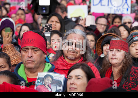 Seattle, Washington: Mitglieder der MMIW (Fehlende und Ermordeten indigenen Frauen) im März das Seattle Frauen 2.0. Credit: Paul Christian Gordon/Alamy leben Nachrichten Stockfoto