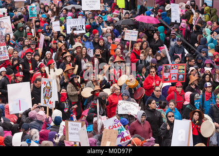 Seattle, Washington: Mitglieder der MMIW (Fehlende und Ermordeten indigenen Frauen) März das Seattle Frauen 2.0 entlang der Pine Street führen. Credit: Paul Christian Gordon/Alamy leben Nachrichten Stockfoto