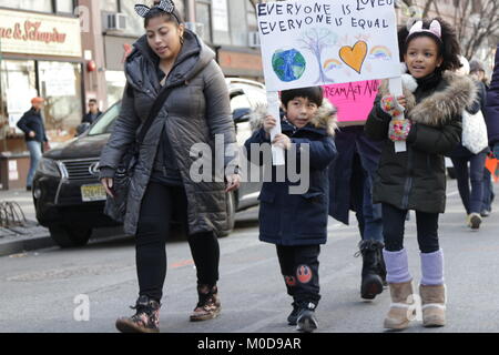 New York City, New York, USA. 20 Jan, 2018. Hunderte von tausenden Demonstranten wieder auf die Straße in Manhattan, New York am 20 Januar, 2018, für den 2. März. Der jährliche Frauen, protestieren die Präsidentschaft von US-Präsident Donald Trump und seine frauenfeindlichen und rassistischen Politik. Weitere Protestmärsche und Kundgebungen wurden festgelegt, in anderen zu nehmen rund um den Globus zitiert. Credit: 2018 G. Ronald Lopez/ZUMA Draht/Alamy leben Nachrichten Stockfoto