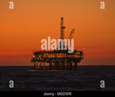 Huntington Beach, Kalifornien, USA. 20 Jan, 2018. Offshore Oil Rig Plattformen an der Küste von Huntington Beach in Orange County. Die Trumpf-Verwaltung vor kurzem der größte Ausbau der Offshore Öl- und Gasbohrungen in der Geschichte der USA vorgeschlagen, lösen einen Plan neue Bohrungen an den Küsten des nördlichen, zentralen und südlichen Kalifornien zu ermöglichen." Heute haben wir am Beginn einer neuen Weg für Energie Dominanz in Amerika, 'U.S. Interior Secretary Zinke sagte. Credit: ZUMA Press, Inc./Alamy leben Nachrichten Stockfoto