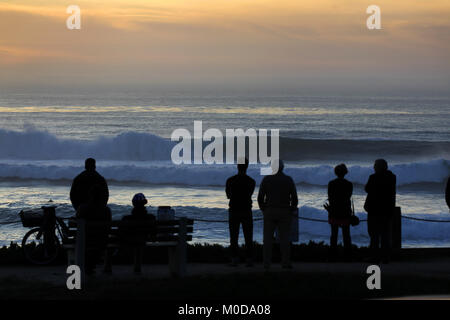 San Diego, CA, USA. 19 Jan, 2018. Januar 19, 2018, San Diego, Kalifornien, USA - die Besucher sehen die großen Surf bei Sonnenuntergang in Windansea Beach in La Jolla, Kalifornien. Credit: KC Alfred/ZUMA Draht/Alamy leben Nachrichten Stockfoto