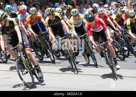 Adelaide, Australien. 21 Jan, 2018. Fahrer beim Wenden während Phase 6 der Tour Down Under in Adelaide, Australien. Die gesamte Tour Gewinner Daryl Impey in der Ocker (orange) Jersey im linken Bild ist. 21. Januar 2018. James Azzurro/Alamy Live News Credit: James Azzurro/Alamy leben Nachrichten Stockfoto