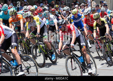 Adelaide, Australien. 21 Jan, 2018. Fahrer beim Wenden während Phase 6 der Tour Down Under in Adelaide, Australien. Die gesamte Tour Gewinner Daryl Impey in der Ocker (orange) Jersey im linken Bild ist. 21. Januar 2018. James Azzurro/Alamy Live News Credit: James Azzurro/Alamy leben Nachrichten Stockfoto