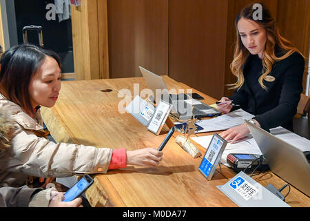 Rovaniemi, Finnland. 19 Jan, 2018. Ein chinesischer Tourist zahlt durch Scannen der QR-Code von alipay in Rovaniemi, Finnland, Jan. 19, 2018. Credit: Sergei Stepanov/Xinhua/Alamy leben Nachrichten Stockfoto