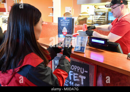 Rovaniemi, Finnland. 19 Jan, 2018. Ein chinesischer Tourist zahlt durch Scannen der QR-Code von alipay in Rovaniemi, Finnland, Jan. 19, 2018. Credit: Sergei Stepanov/Xinhua/Alamy leben Nachrichten Stockfoto