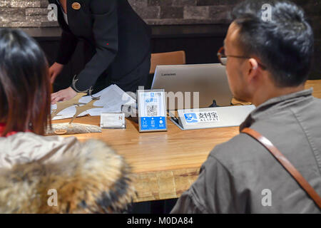 Rovaniemi, Finnland. 19 Jan, 2018. Das Logo von alipay ist in einem Hotel in Rovaniemi, Finnland, Jan. 19, 2018 gesehen. Credit: Sergei Stepanov/Xinhua/Alamy leben Nachrichten Stockfoto