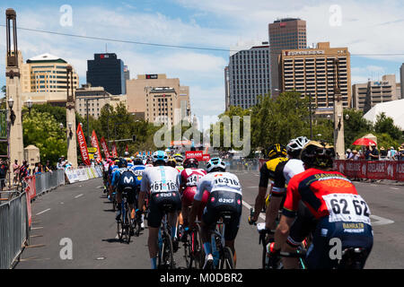 Adelaide, South Australia, Australien. 21 Jan, 2018. Das Feld Position in die Stadt bei Stufe 6, Adelaide City Circuit, der Tour Down Under, Australien am 21. Januar 2018 Credit: Gary Francis/ZUMA Draht/Alamy leben Nachrichten Stockfoto