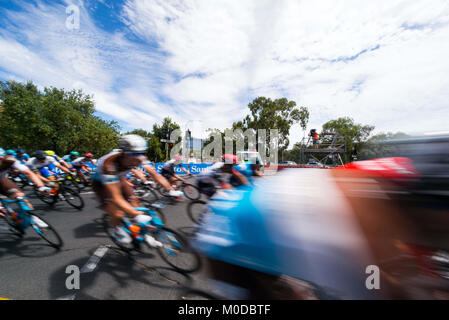 Adelaide, South Australia, Australien. 21 Jan, 2018. Peloton blur in Stufe 6, der Stadt Adelaide Schaltung, der Tour Down Under, Australien am 21. Januar 2018 Credit: Gary Francis/ZUMA Draht/Alamy leben Nachrichten Stockfoto