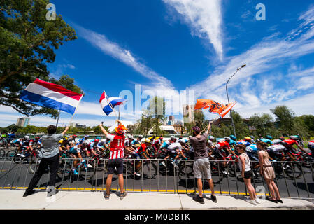 Adelaide, South Australia, Australien. 21 Jan, 2018. Flag Zuschauer winkt für Stage6, Adelaide City Circuit, der Tour Down Under, Australien am 21. Januar 2018 Credit: Gary Francis/ZUMA Draht/Alamy leben Nachrichten Stockfoto