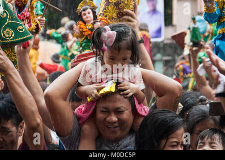 Philippinen. 21 Jan, 2018. Die katholischen Gläubigen um die Kirche von Sto gesammelt. Nino (Jesuskind) in Tondo Manila, wie sie das jährliche Festival feiern. Tausende bringen ihre eigenen Bilder und Statuen, die meisten von ihnen von Generation zu Generation weitergegeben, des Kindes Jesus als Priester die Bilder mit Weihwasser segnen. Credit: J Gerard Seguia/ZUMA Draht/Alamy leben Nachrichten Stockfoto