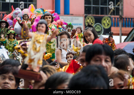 Philippinen. 21 Jan, 2018. Die katholischen Gläubigen um die Kirche von Sto gesammelt. Nino (Jesuskind) in Tondo Manila, wie sie das jährliche Festival feiern. Tausende bringen ihre eigenen Bilder und Statuen, die meisten von ihnen von Generation zu Generation weitergegeben, des Kindes Jesus als Priester die Bilder mit Weihwasser segnen. Credit: J Gerard Seguia/ZUMA Draht/Alamy leben Nachrichten Stockfoto