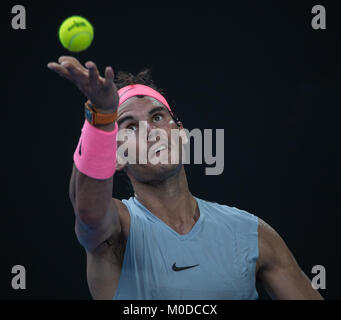 Melbourne, Australien. 21 Jan, 2018. Rafael Nadal von Spanien dient während der Männer singles vierte runde Spiel gegen Diego Schwartzman von Argentinien der Australian Open 2018 in Melbourne, Australien, Jan. 21, 2018. Rafael Nadal gewann 3-1. Credit: Zhu Hongye/Xinhua/Alamy leben Nachrichten Stockfoto