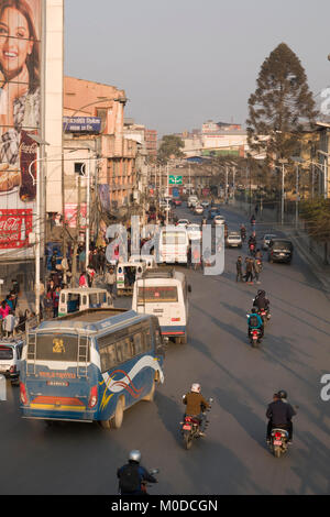 Verkehr und Fußgänger in Kathmandu, Nepal Stockfoto