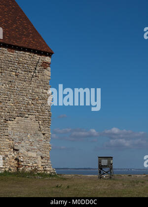 Kapelle des Hl. Petrus an der Wand, Bradwell-on-Sea, Essex. Alte Sächsische Kirche gebaut 654 AD und noch im regelmäßigen Einsatz. Bild neben Strand und Meer Stockfoto