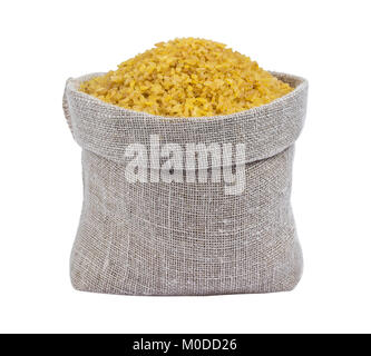 Trockene Bulgur weizen im Beutel isoliert auf weißem Stockfoto