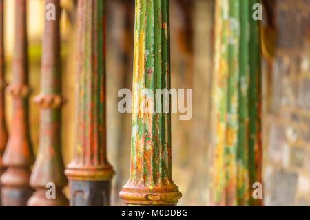 Gusseisen Hilfs Stangen rosten in einer Linie. Stockfoto