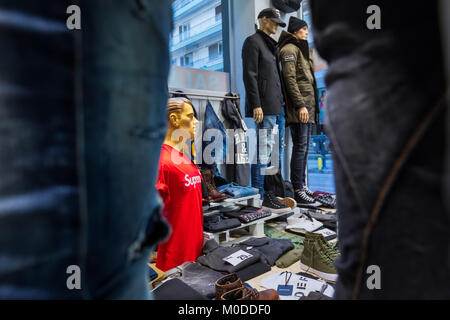 Thessaloniki, Griechenland - 19. Januar 2018: Kleidung an Fenster präsentieren Bekleidung Abteilung im Zentrum von Thessaloniki im Hinblick auf die winter Rabatte. Stockfoto