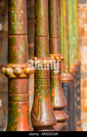 Gusseisen Hilfs Stangen rosten in einer Linie. Stockfoto