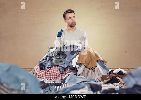 Mann durch Wäsche bedeckt Stockfoto