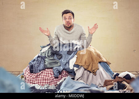 Mann überfordert mit der allgemeinen Ordnung und Sauberkeit Stockfoto