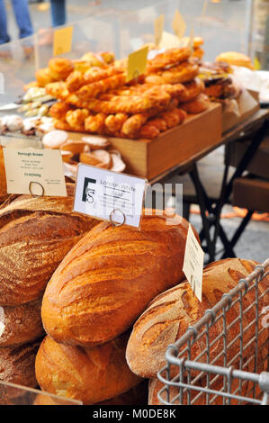 Frisch gebackene Brote und Artisan Brot auf Verkauf zu einem auf Borough Market in Southwark, London. Selbst gebackenes frisches Brot und Kuchen zum Verkauf stand. Stockfoto