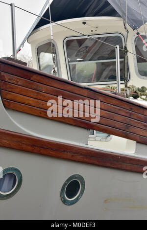 Ein Fischer Motorsegler Yacht aus dem Wasser auf der Festplatte für den Winter für wesentliche Wartungs- und Anti Fouling Farbe vor Segeln angewendet werden. Stockfoto