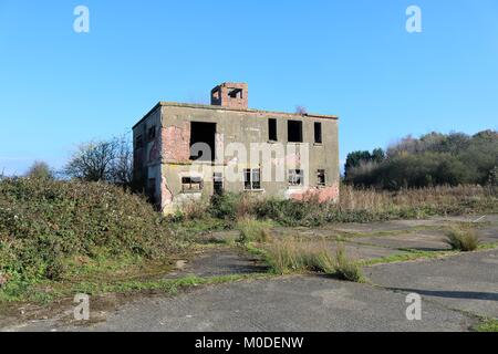 Aufgegebenen militärischen Gebäude vor blauem Himmel in Finmere, Oxfordshire UK Stockfoto