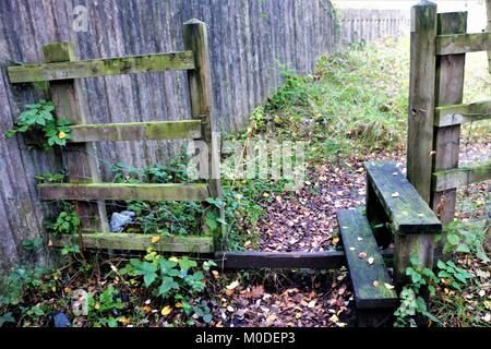 Holz- schweinestall/Stil auf einem Pfad Stockfoto