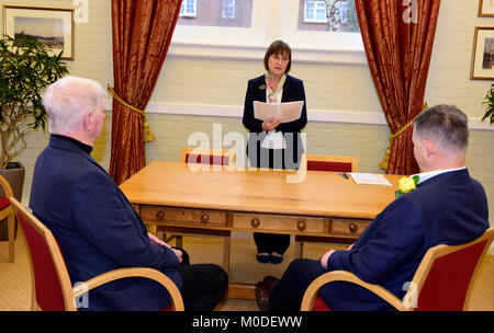 Registrar bei der Arbeit die Durchführung einer zivilen Partnerschaft Zeremonie für männliche Paare, Alton, Hampshire, UK. Stockfoto