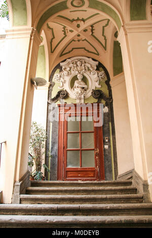 In Neapel - Italien - auf 08/31/2016 - den barocken Palast bekannt als Palazzo dello Spagnolo, durch Sanfelice Architekt des XVII Jahrhunderts Stockfoto