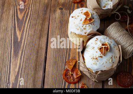 Ostern Kuchen mit kandierten Früchten auf hölzernen Planken Stockfoto