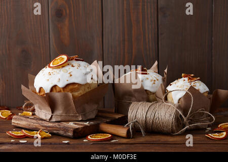Ostern Kuchen mit kandierten Früchten und Mandeln Krümel in Kraftpapier auf braune Holztisch gewickelt Stockfoto