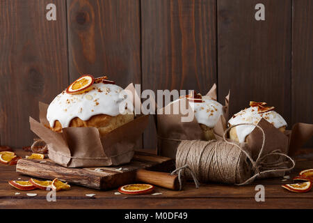 Ostern Kuchen mit kandierten Früchten auf hölzernen Planken Stockfoto