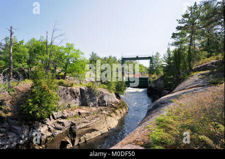 Dies ist die alten grossen Chaudiere Damm auf der französischen Fluss Stockfoto