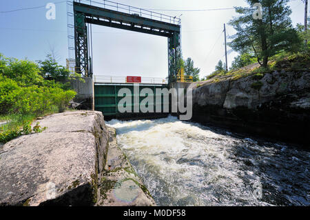 Dies ist die alten grossen Chaudiere Damm auf der französischen Fluss Stockfoto