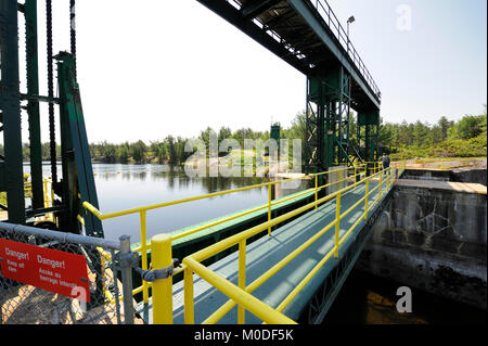 Dies ist die alten grossen Chaudiere Damm auf der französischen Fluss Stockfoto